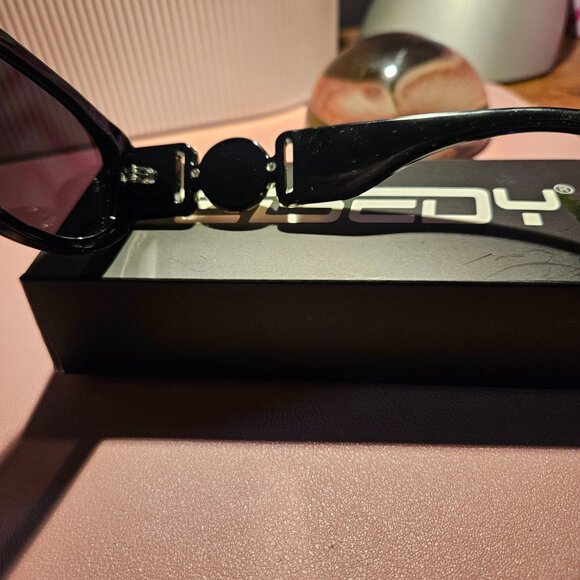 Feisedy | Fashion Retro Biggie Black and Gold Unisex Sunglasses - Picture 7 of 14